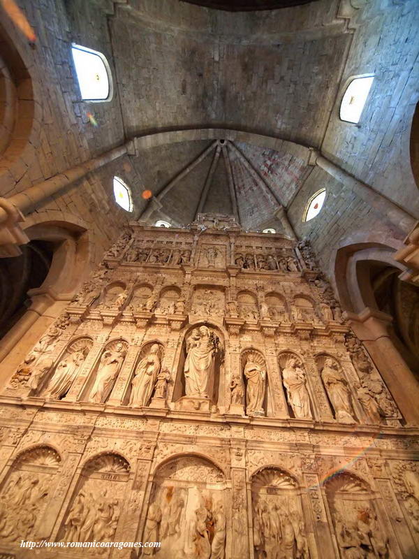 DETALLE DE LAS BÓVEDAS DE LA CABECERA Y RETABLO DE DAMIÁN FORMET